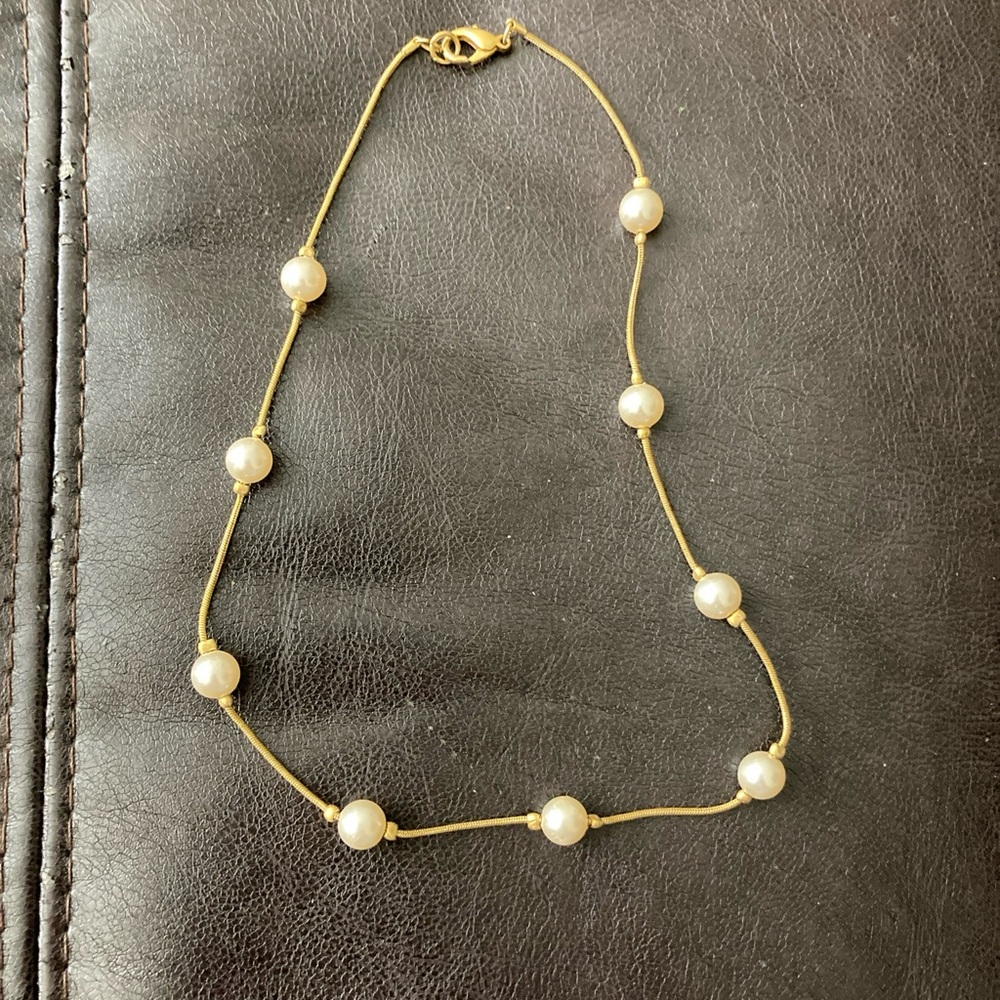 Vintage gold tone pearl necklace